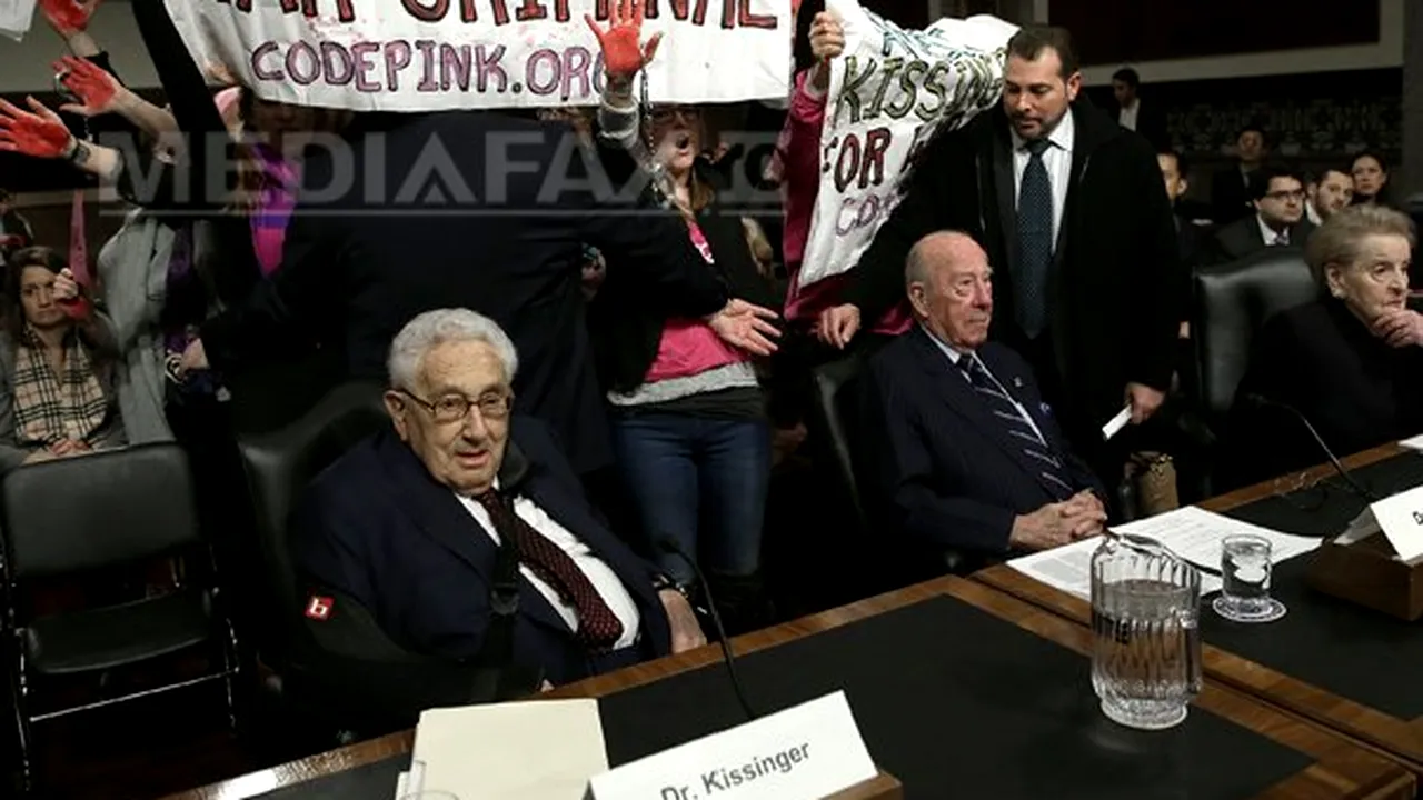 Henry Kissinger, admonestat în Congres de către manifestanţi pacifişti care au cerut să fie arestat