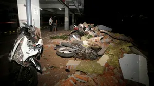 Cutremur PUTERNIC produs în Indonezia. Mii de clădiri au fost avariate. Bilanţul preliminar al seismului a urcat la 142 de morţi şi peste 200 de răniţi