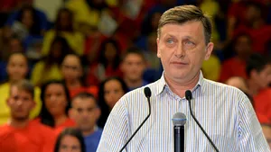 Antonescu, tinerilor USL: Când România va împlini 100 de ani veţi putea spune că e ţara voastră