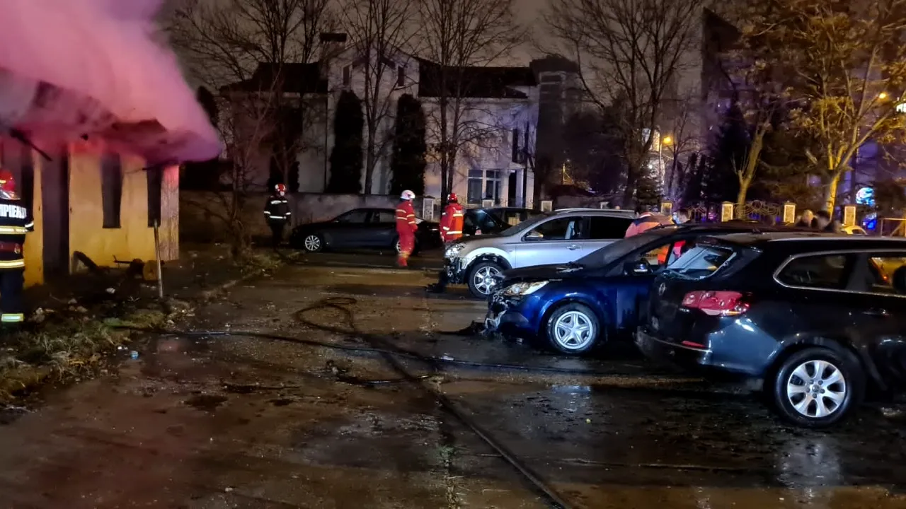Un incendiu de proporţii a distrus 9 maşini în Slatina. Flăcările s-au pornit dintr-o clădire dezafectată