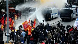 PROTESTE la Istanbul: Poliţia a utilizat gaze lacrimogene împotriva miilor de manifestanţi - FOTO