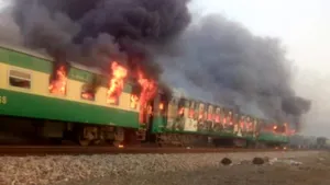 Tren cuprins de flăcări în Pakistan: Cel puţin 74 de persoane au murit în urma incendiului - FOTO, VIDEO