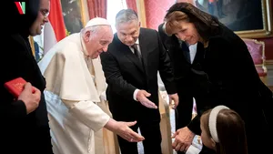 Papa Francisc îi îndeamnă pe maghiari să „deschidă porţile” imigranţilor