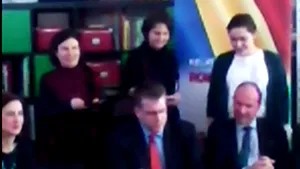 Thompson a citit în română Omida Mâncăcioasă la o şcoală din Ferentari, de Ziua Mondială a Cititului - VIDEO