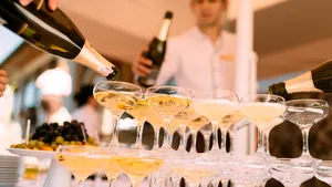 Românii consumă peste 9 milioane de sticle de vin spumant anual. Un număr surprinzător de sticle se deschid de Revelion