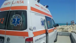 Două tinere aflate la un pas de înec în Costineşti au fost salvate după o intervenţie a salvamarilor şi pompierilor