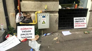 Peisaj ca după furtună: Pancarte cu lozinci şi ambalaje, în urma protestului de la instanţa supremă | FOTO