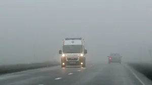 Infotrafic: Ceaţă densă pe drumuri din patru judeţe. Vizibilitatea e sub 150 de metri