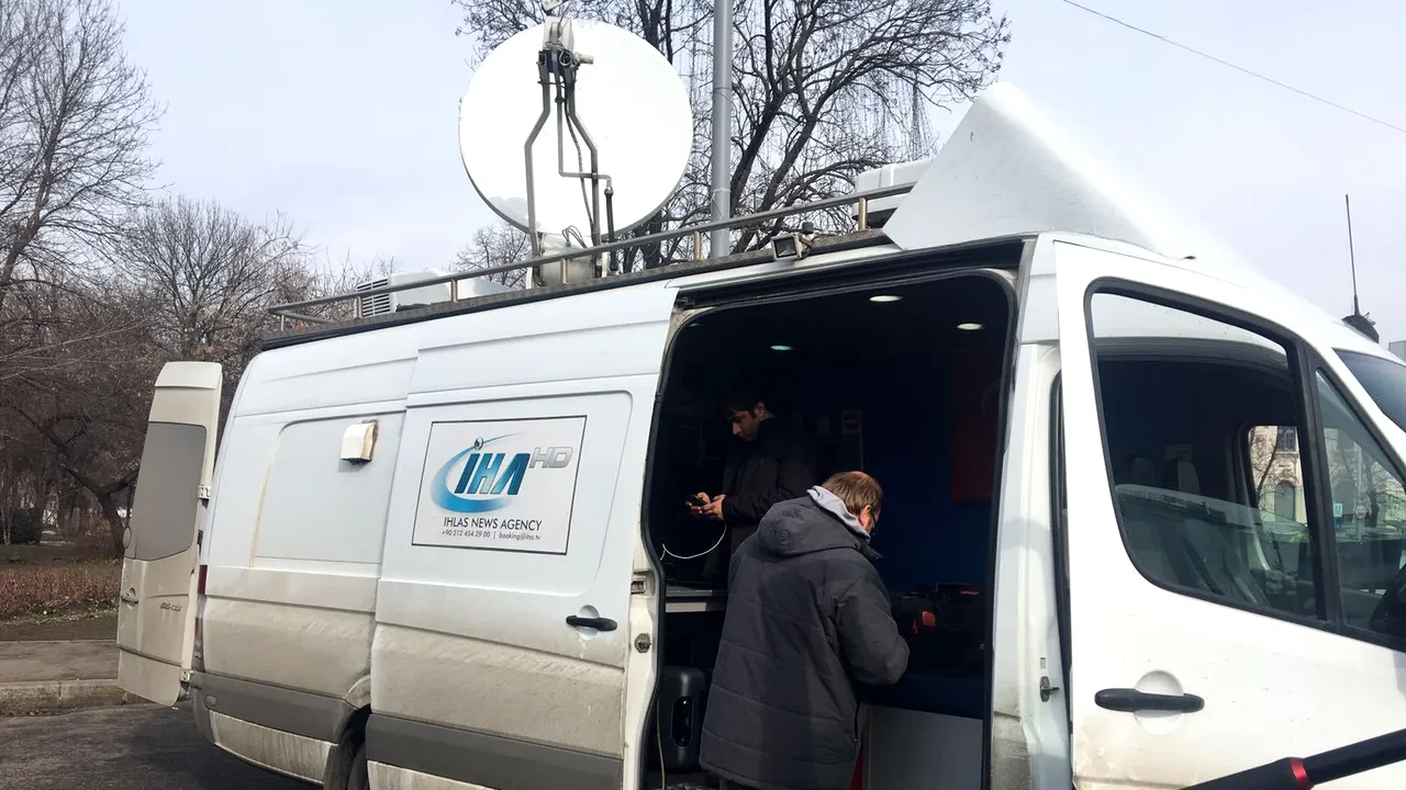 FOTO Zeci de jurnalişti străini au transmis live evenimentele din Piaţa Victoriei. BBC, Euronews, Al Jazeera sau CCTV din China au avut corespondenţi la proteste