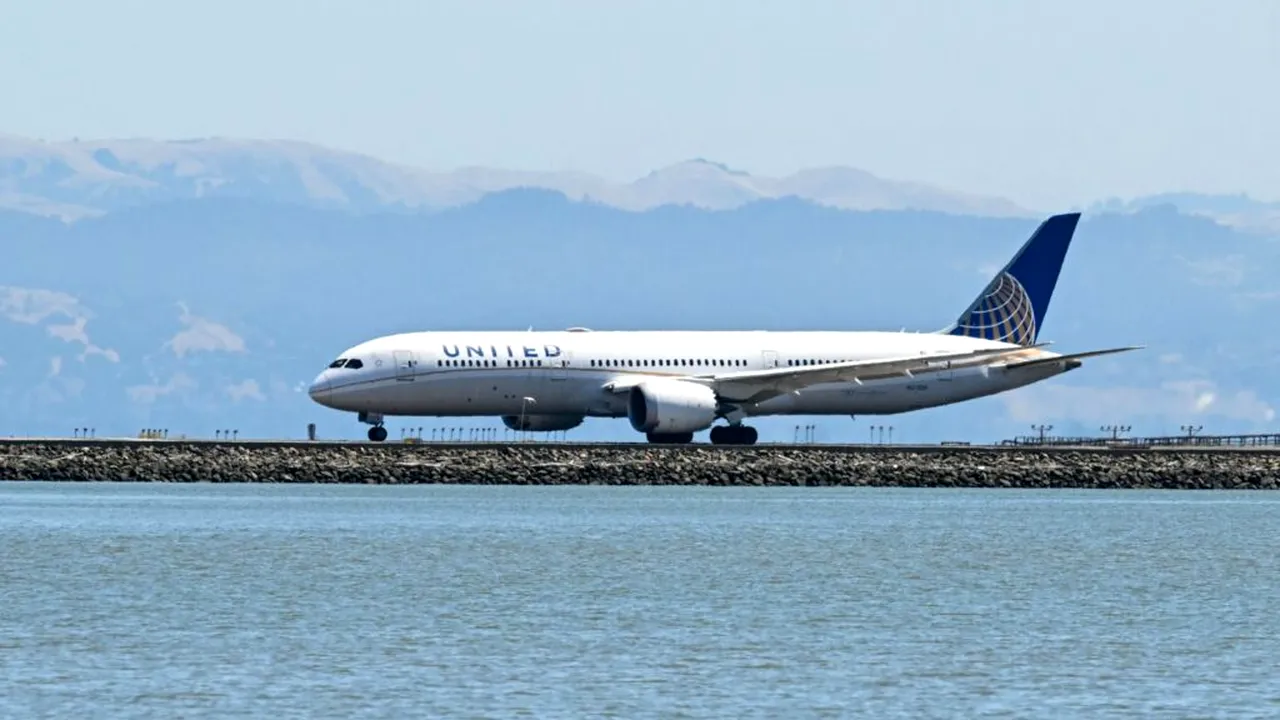 Un glonț descoperit într-un Boeing 737 a declanșat o amplă verificare de securitate. Toți pasagerii au fost evacuați