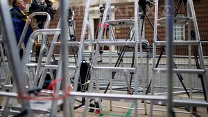 Cel mai aşteptat copil din Marea Britanie: Jurnaliştii se adună deja în faţa maternităţii unde va naşte ducesa Catherine. Ce pariuri se fac despre bebeluş