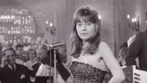 O poşetă care a fost purtată de actriţa Gina Patrichi la Festivalul de la Cannes din 1965, scoasă la licitaţie