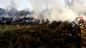 Intervenţie în Botoşani. Pompierii încearcă să stingă un incendiu de amploare/ Flăcările riscă să se extindă la o casă | FOTO