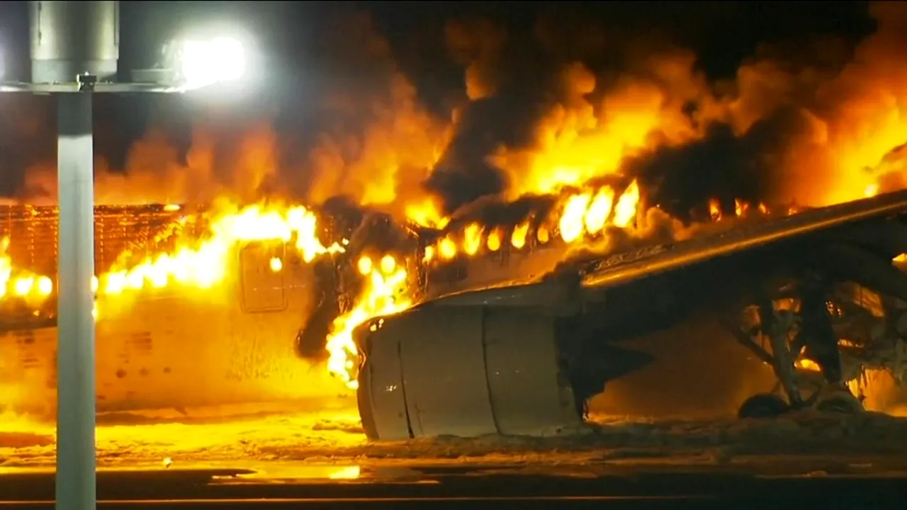 Tokyo. Un avion de pasageri a luat foc după ce a lovit o aeronavă a Gărzii de Coastă. Aeroportul este complet închis  / Pasagerii au fost evacuaţi / 5 morţi în al doilea avion