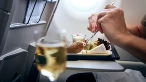 Fără mâncare şi băutură în avion. Ţara care interzice servirea de alimente, dar şi ziarele sau revistele în timpul zborurilor interne