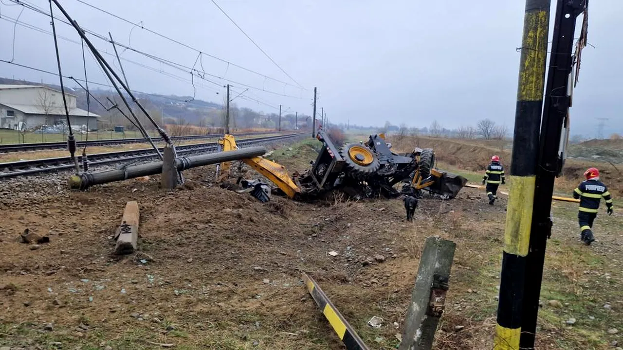 UPDATE. Buldoexcavator, lovit de tren în Bacău. Şoferul a murit / Avarii ale infrastructurii feroviare şi ale locomotivei trenului