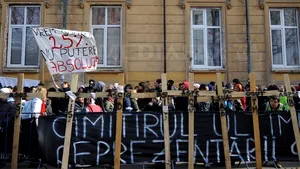 Studenţii au protestat cu 25 de cruci în faţa sediului Ministerului Educaţiei - FOTO