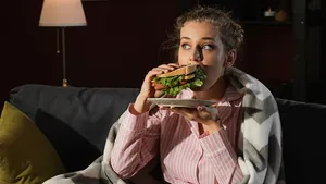 Ronţăitul la ore târzii creşte riscul de obezitate