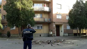 Stradă închisă în Arad după ce un bărbat a aruncat de la balcon zeci de ghivece, oale şi sticle - FOTO