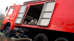 Hunedoara: Pompieri intervin pentru a scoate apa din gospodăriile inundate