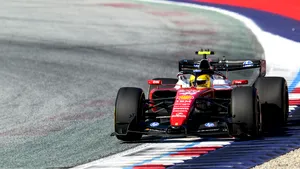 Lewis Hamilton obține pole position-ul pentru cursa Sprint de la Silverstone din Formula 1. Pilotul Ferrari îl întrece pentru 11 miimi pe liderul clasamentului general