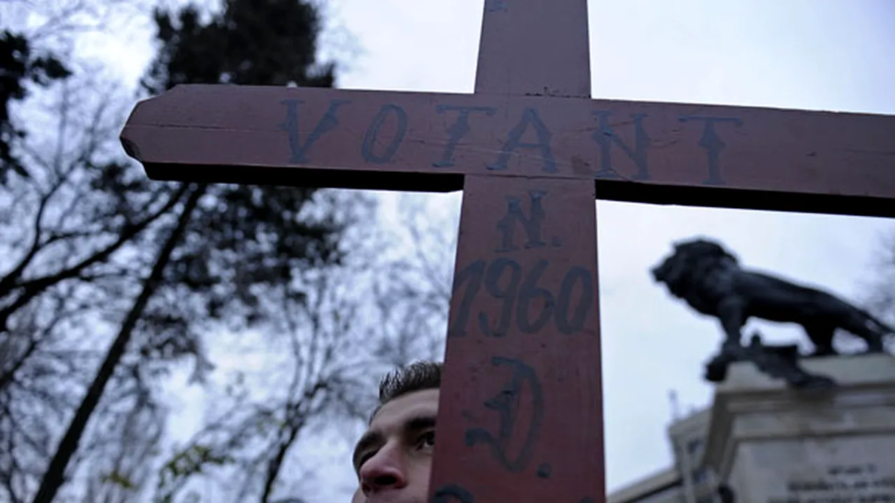 Proteste în faţa Palatului Cotroceni faţă de desfăşurarea alegerilor - FOTO