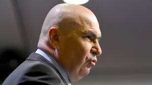 Reforma lui Bolojan, contestată de sindicatul angajaților Guvernului: acuzații de „guvernare de tip solo” și forțare a Constituției