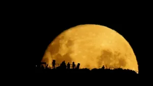 IMAGINI SPECTACULOASE: Răsărit de Lună plină, filmat în timp real - VIDEO