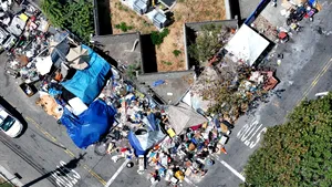 Criza oamenilor fără adăpost din California, văzută de sus. Cum arată tabăra uriașă de oameni fără adăpost de lângă una dintre cele mai cunoscute universități din SUA