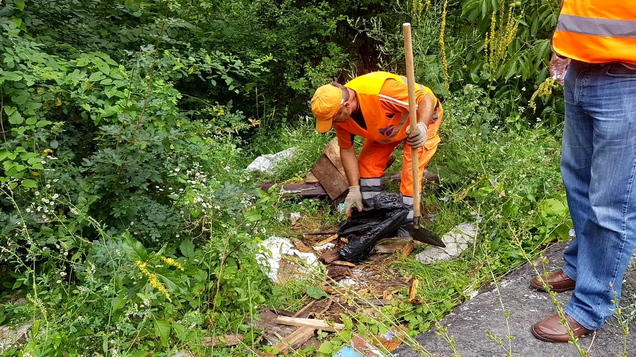 SICRIU cu oseminte umane, descoperit pe marginea drumului de o echipă ce făcea ecologizarea şoselei | FOTO