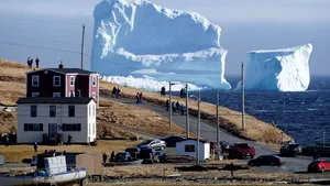 FOTO, VIDEO Un iceberg, mai înalt decât cel care a scufundat Titanicul, este cel mai nou obiectiv turistic din Canada. Toată lumea vrea poze cu el