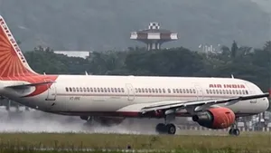 Accident grav pe un aeroport din India, un angajat fiind aspirat de motorul cu reacţie al unui avion - FOTO, VIDEO