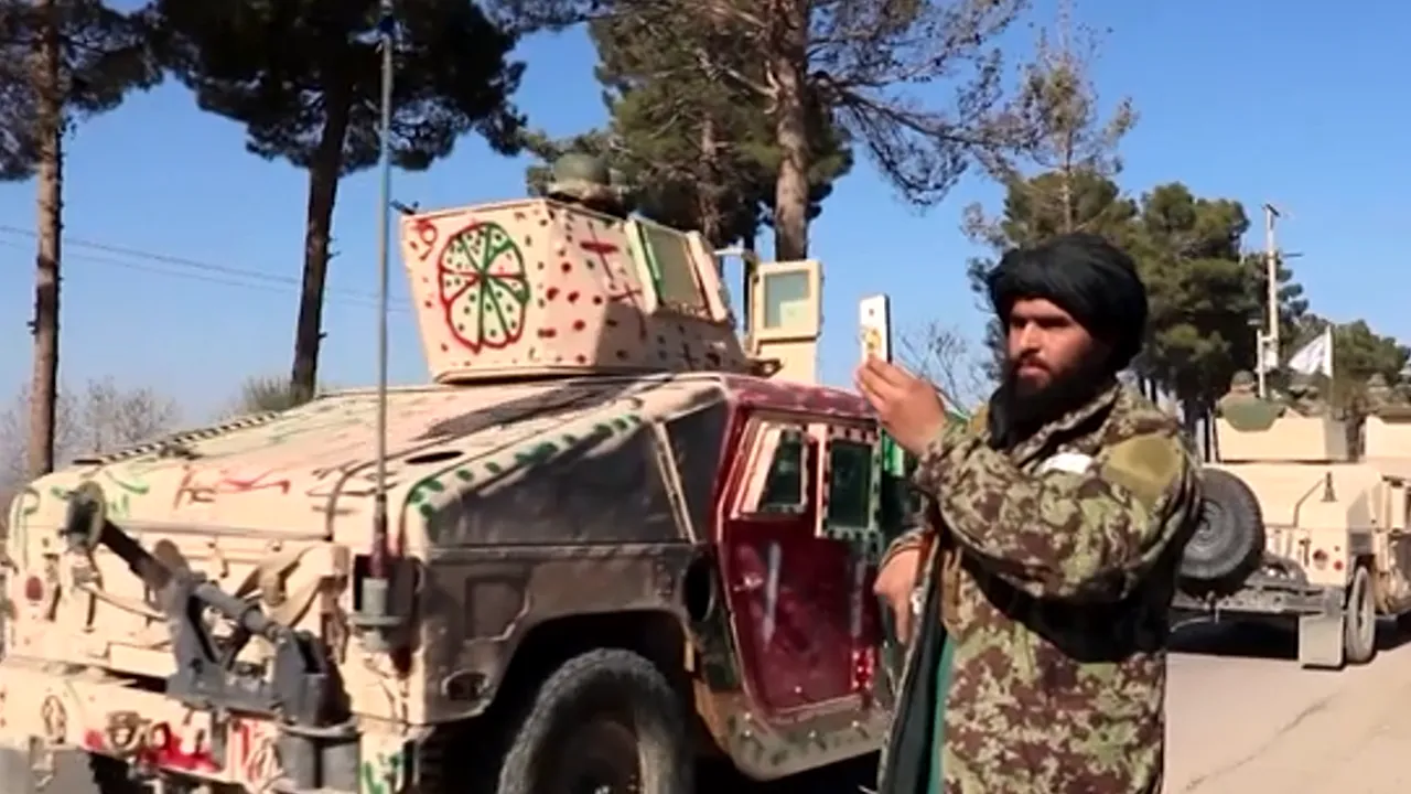 VIDEO Talibanii au organizat o paradă cu vehiculele şi armament american