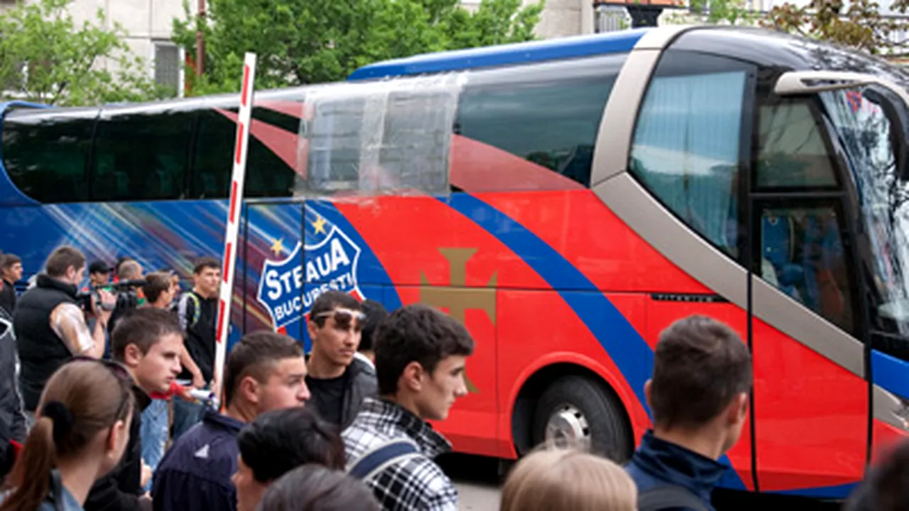Cel puţin doi indivizi au atacat autocarul Stelei