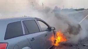 Un autoturism a luat foc pe DN 5