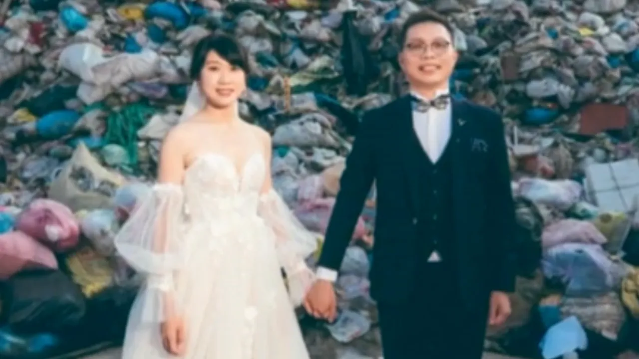 Nuntă inedită: mirii au făcut şedinţă foto la groapa de gunoi. Rugăminte pentru invitaţi