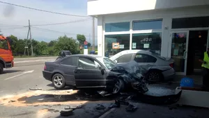 Un român a lovit cu maşina mai multe vehicule într-o staţie de carburanţi din Italia - FOTO