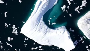 Un bloc de gheaţă gigantic s-a desprins dintr-un gheţar din Groenlanda