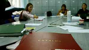 Greva celor trei profesori care nu au încheiat mediile a 800 de elevi, declarată ilegală