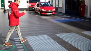 FOTO | Cum arată trecerea de pietoni, concepută special pentru dependenţii de telefoane