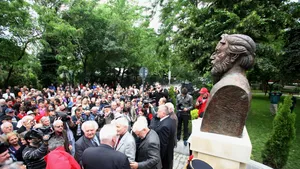 IICCMER solicită retragerea din spațiul public a monumentului lui Adrian Păunescu din Sectorul 2