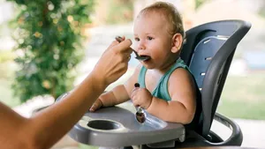 10 trucuri care-l vor convinge pe bebeluş să mănânce mai bine