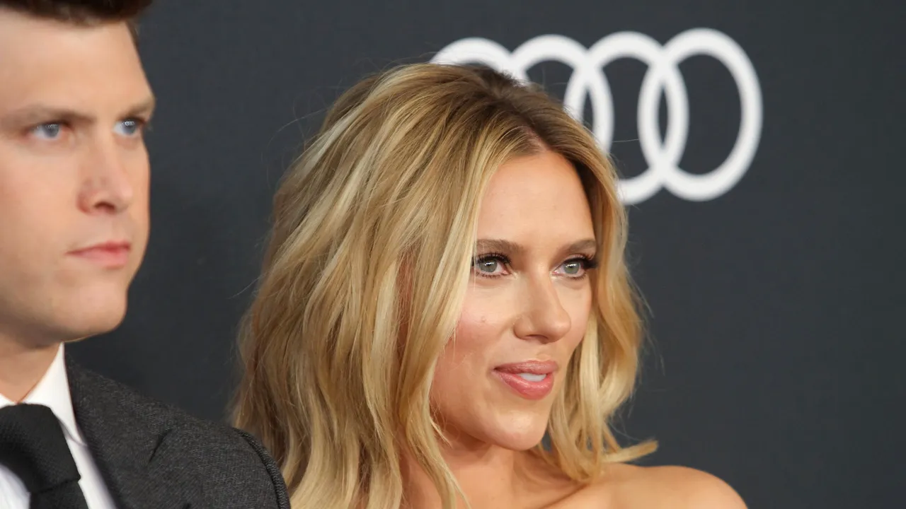 Scarlett Johansson şi Colin Jost s-au logodit