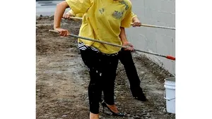 Vezi aici cum face Paris Hilton muncă în folosul comunităţii, pe tocuri! – FOTO