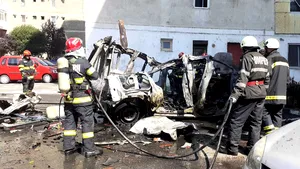 VIDEO Daune majore produse de explozia unei camionete, în Râmnicu Vâlcea: 18 maşini avariate şi apartamente din 3 blocuri 