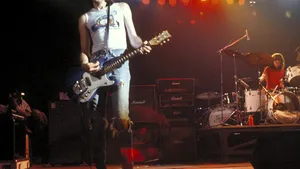 O chitară care i-a aparţinut rockerului Johnny Ramone, vândută la licitaţie pentru 72.000 de dolari