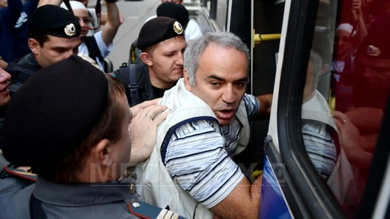 Garry Kasparov riscă o condamnare la închisoare pentru că ar fi muşcat de deget un poliţist