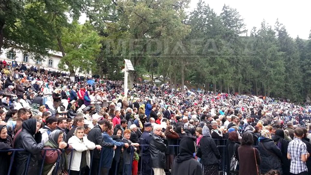 Cluj: Peste 50.000 de credincioşi, la Mănăstirea Nicula, la slujba de liturghie - FOTO