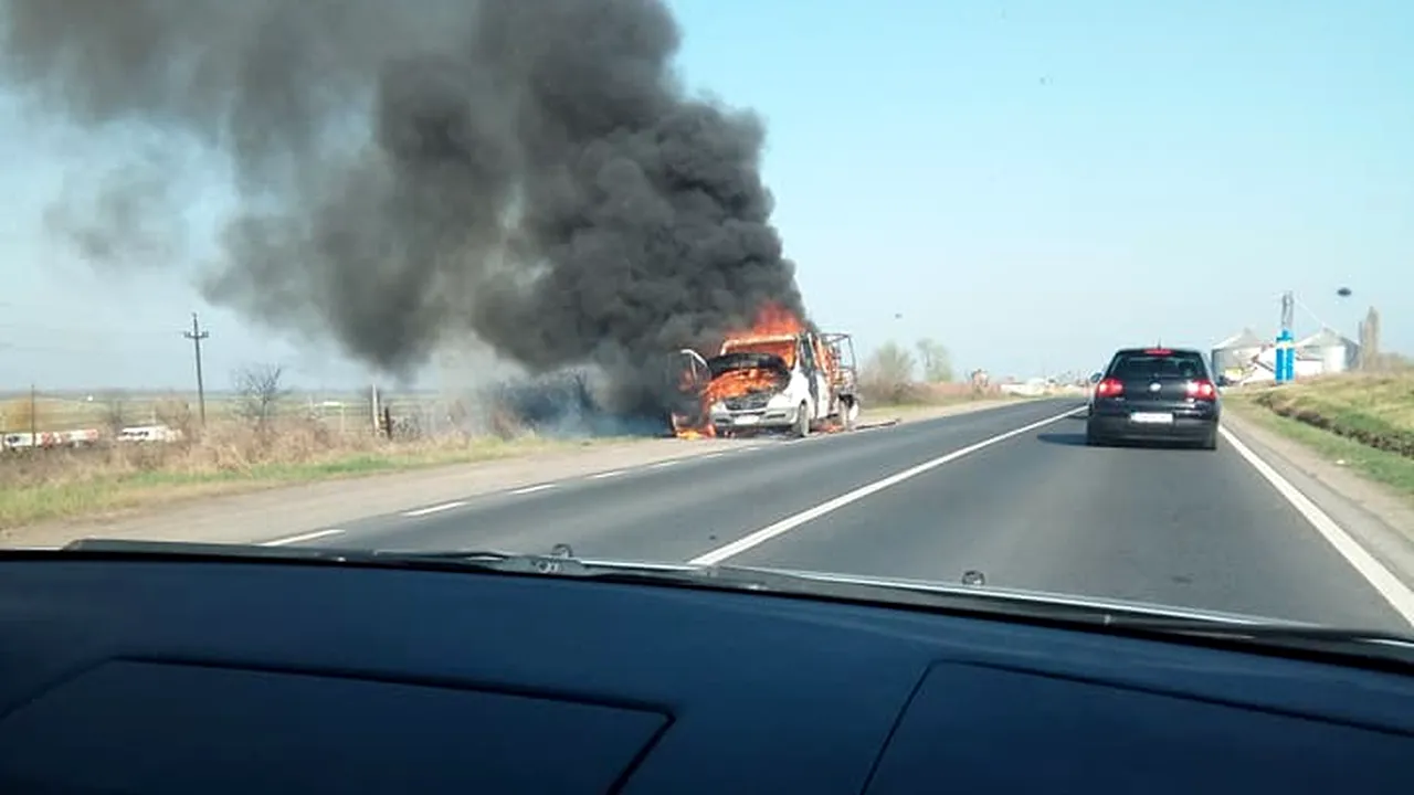Panică, după ce un microbuz care transporta persoane şi materiale textile a luat foc în mers, pe DN25