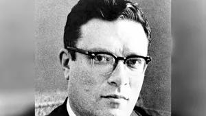 Se împlinesc 100 de ani de la naşterea lui Isaac Asimov, autorul care a schimbat ştiinţa şi literatura de ficţiune